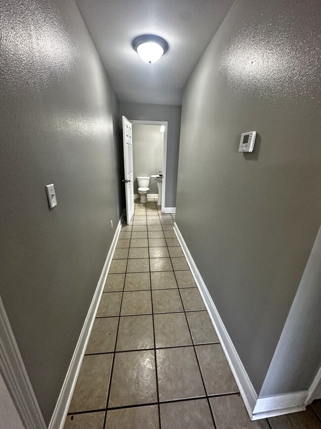 Building Photo - 300 Maple St