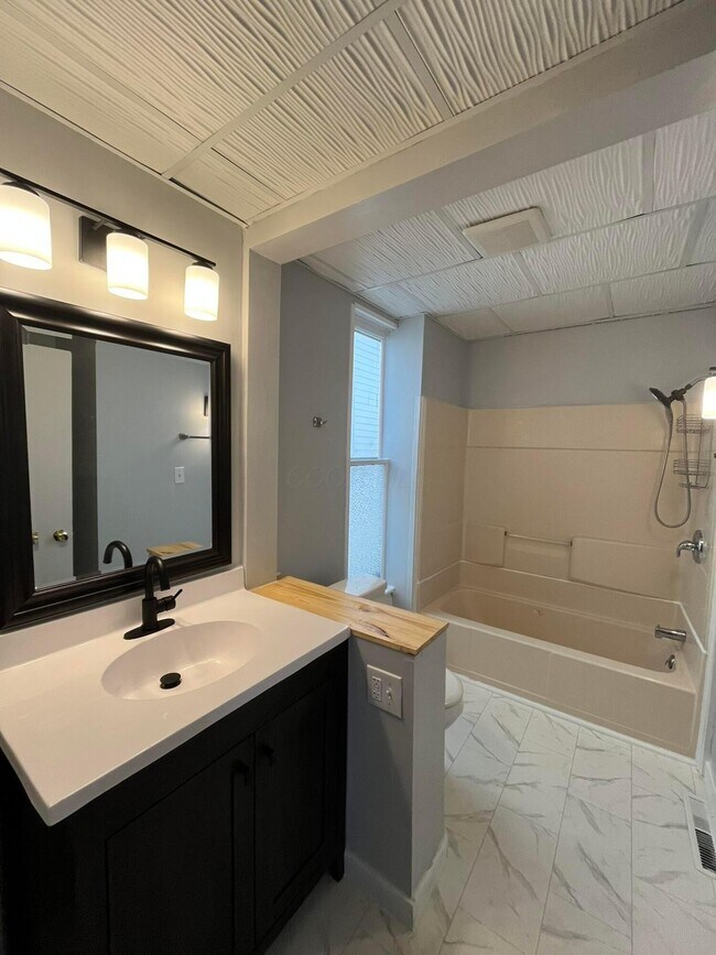 Building Photo - 1227 E Chestnut St