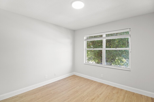 Building Photo - 4722 Lakeside Cir