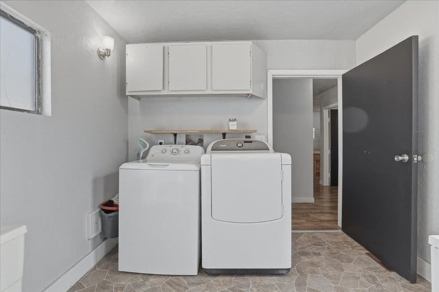 Building Photo - 290 E 4th S