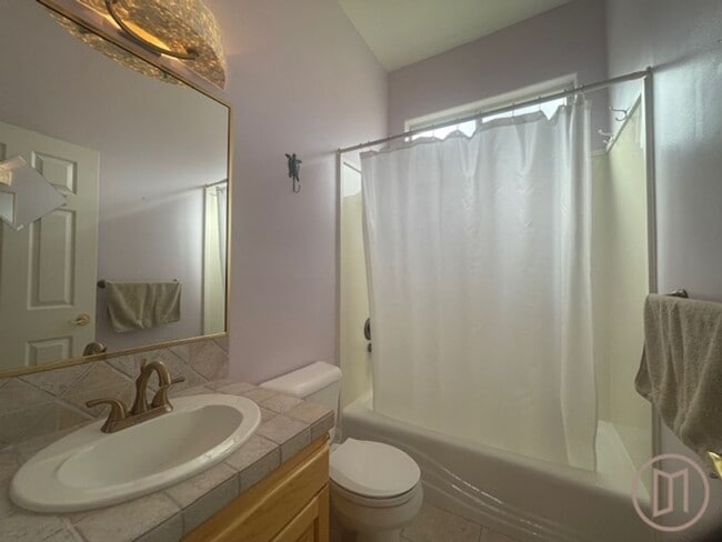 Building Photo - Sunny, spacious home in a prime cul-de-sac location!