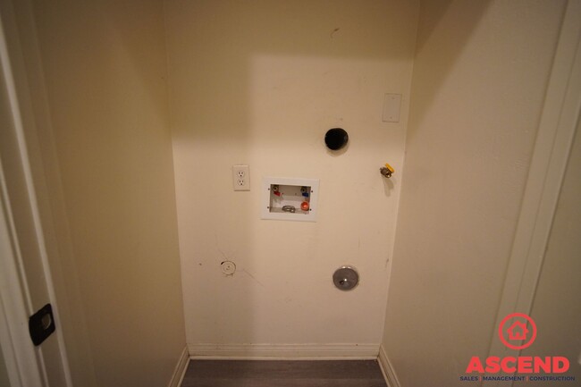 Building Photo - Cutest Condo  in Downtown Bakersfield!