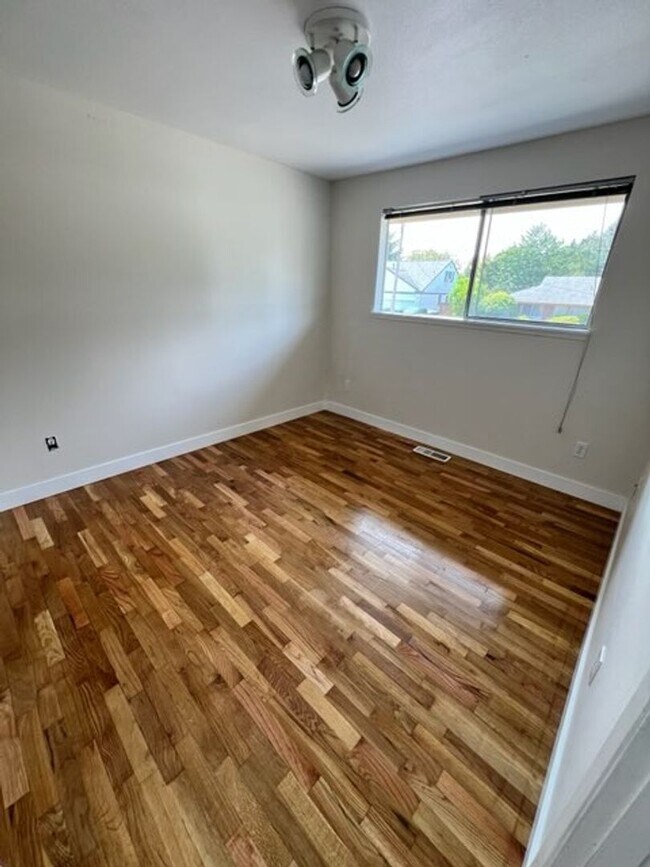 Building Photo - $3950 2520 SqFt, SFH/4BDR,2BA,office/Garag...