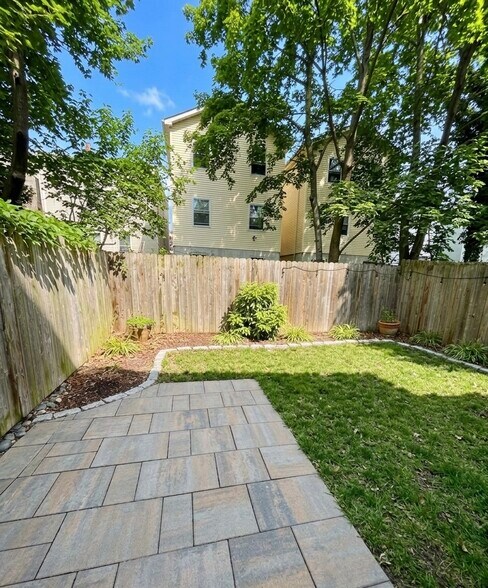 Building Photo - 132 Bayview Ave