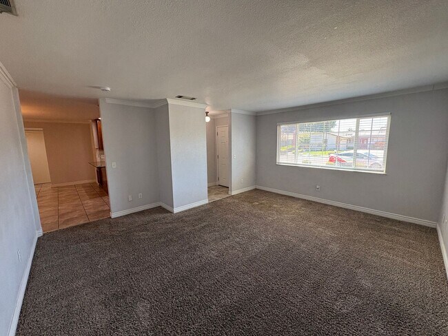 Building Photo - 708 S Peggy St