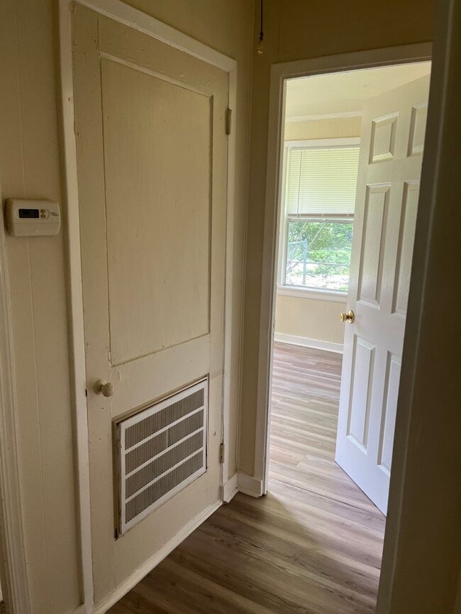 Building Photo - 2 Bedroom 1 bathroom -Central air and Heat