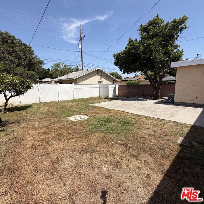 Building Photo - 1104 N Frederic St
