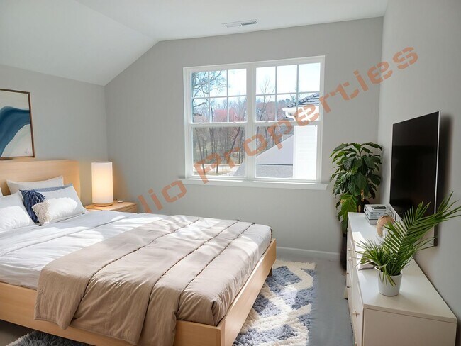 Building Photo - Gorgeous 4 Bedroom House with 1st Floor Pr...