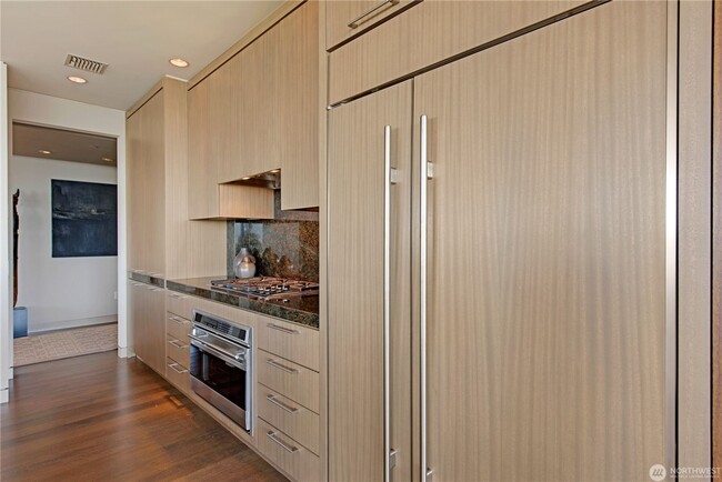 Building Photo - 3Bd/2.5Ba Bellevue Condo