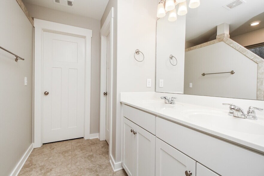Building Photo - 2032 Hamilton Hill Dr