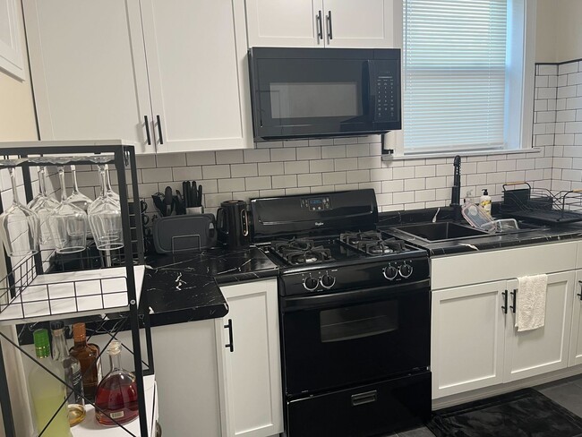 Building Photo - 610 E 74th St