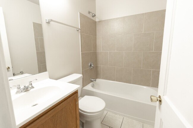 Building Photo - 5 Bed 2 Bath House