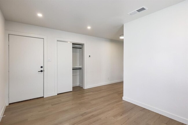 Building Photo - 902 Jessie St