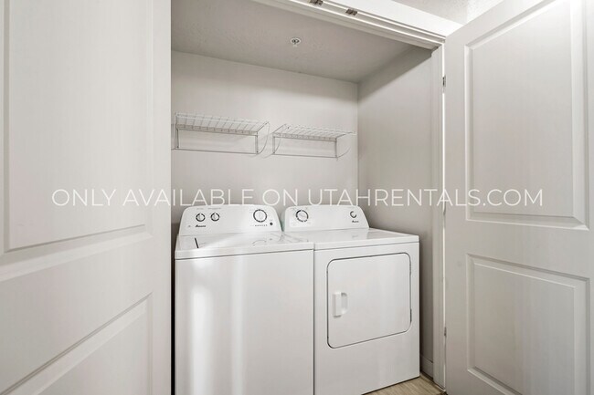 Building Photo - 1080 W 965 N