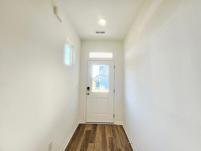 Building Photo - Gated Community with Amenities!