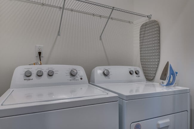 Building Photo - 3920 Oakdale Rd