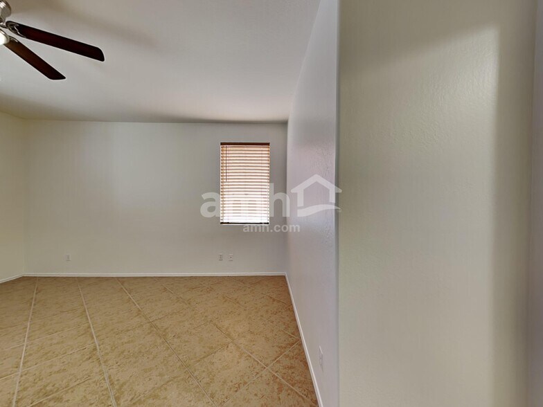 Building Photo - 3443 E Santa Fe Ln