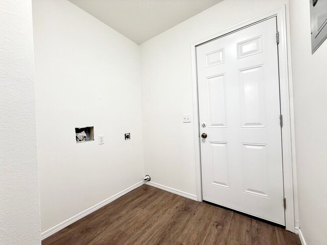 Building Photo - ***5905 B Sara Street***