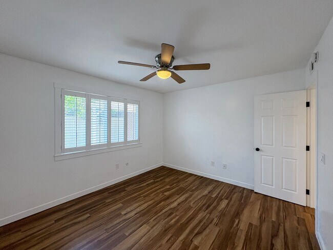 Building Photo - Beautifully Maintained 2B/2BA in Central E...