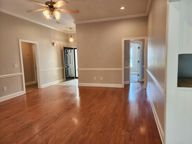Building Photo - 381 Rosemount Dr