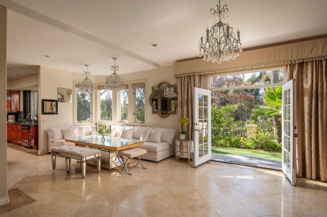 Building Photo - 459 Flores De Oro