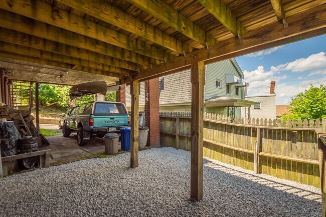 Building Photo - Gorgeous 2 bedroom in Pittsburgh available July 15!