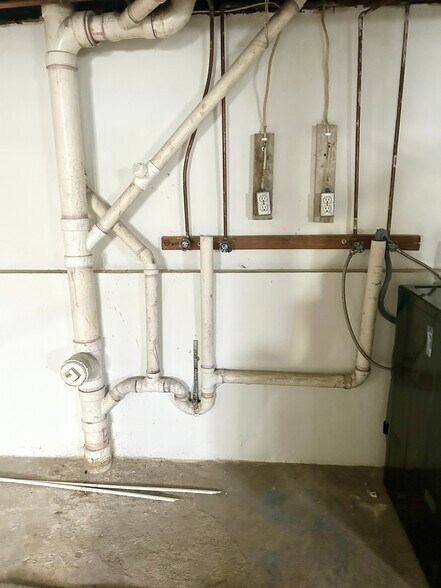 Basement W/D/H/U - 10 Devon Ter