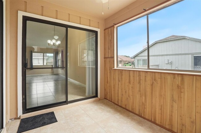 Building Photo - 754 Summerland Dr