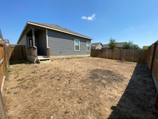 Building Photo - Fabulous 4/2 single story conveniently loc...