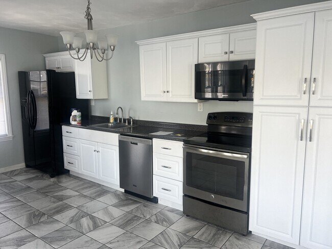 Building Photo - 147 Lake Ave