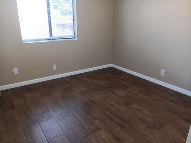 Building Photo - Available Now! 3 Bedroom 2 Bathroom Located in SW ABQ!! Showings Available! Price drop!
