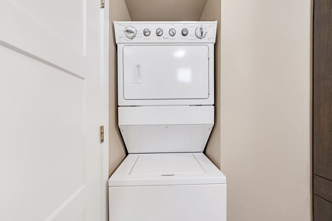 Building Photo - 2 Bedroom, 1 Bath Available! MOVE IN SPECIAL $2000