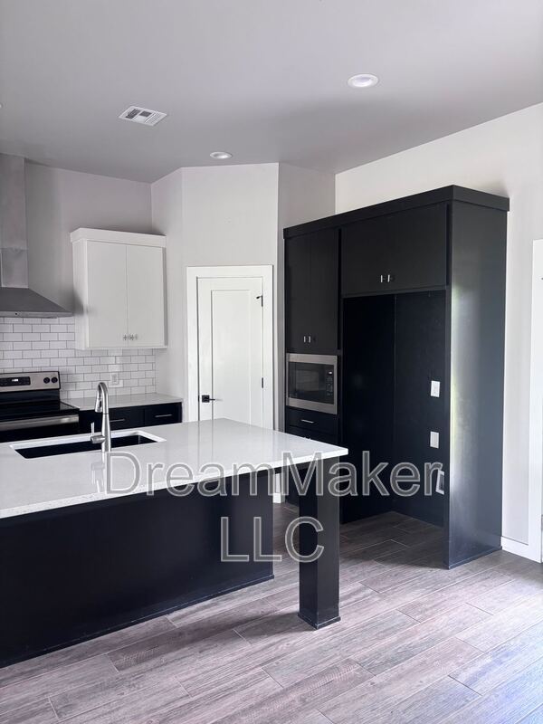 Building Photo - 993 Flowers Dr