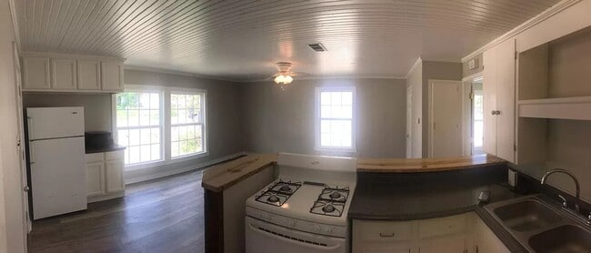 Building Photo - Nice 2 Bed 2 Bath House