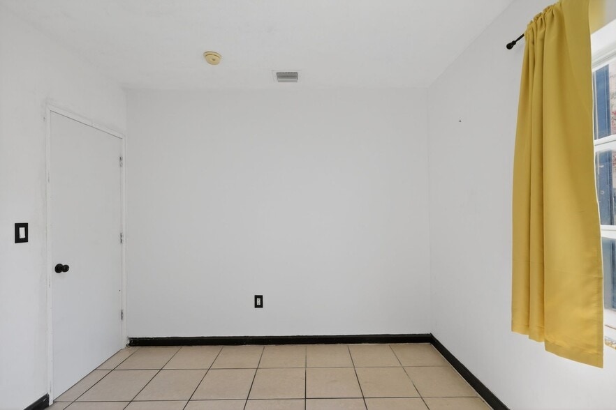 Building Photo - 76 NE 170th St