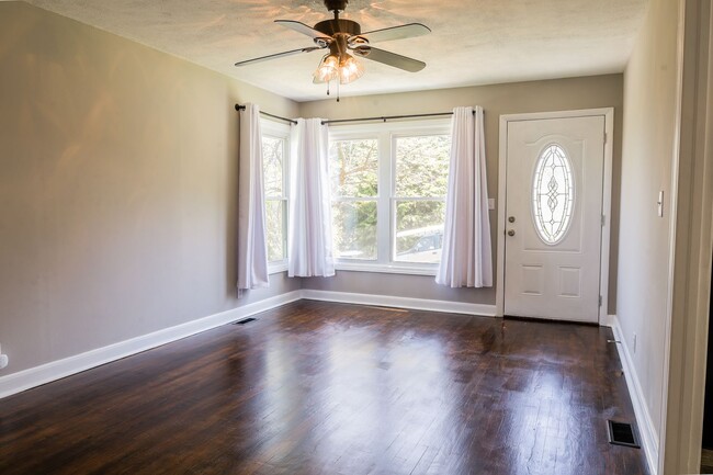 Building Photo - 2 bedroom and 1 bath bungalow in Elizabethon
