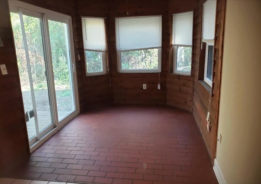 Building Photo - 3060 Robertson Rd