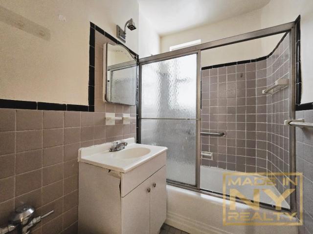 Building Photo - 2 bedroom in REGO PARK NY 11374