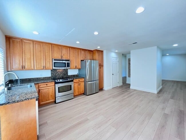 Building Photo - Updated and Move-In Ready 3BD/2BA, Single-...