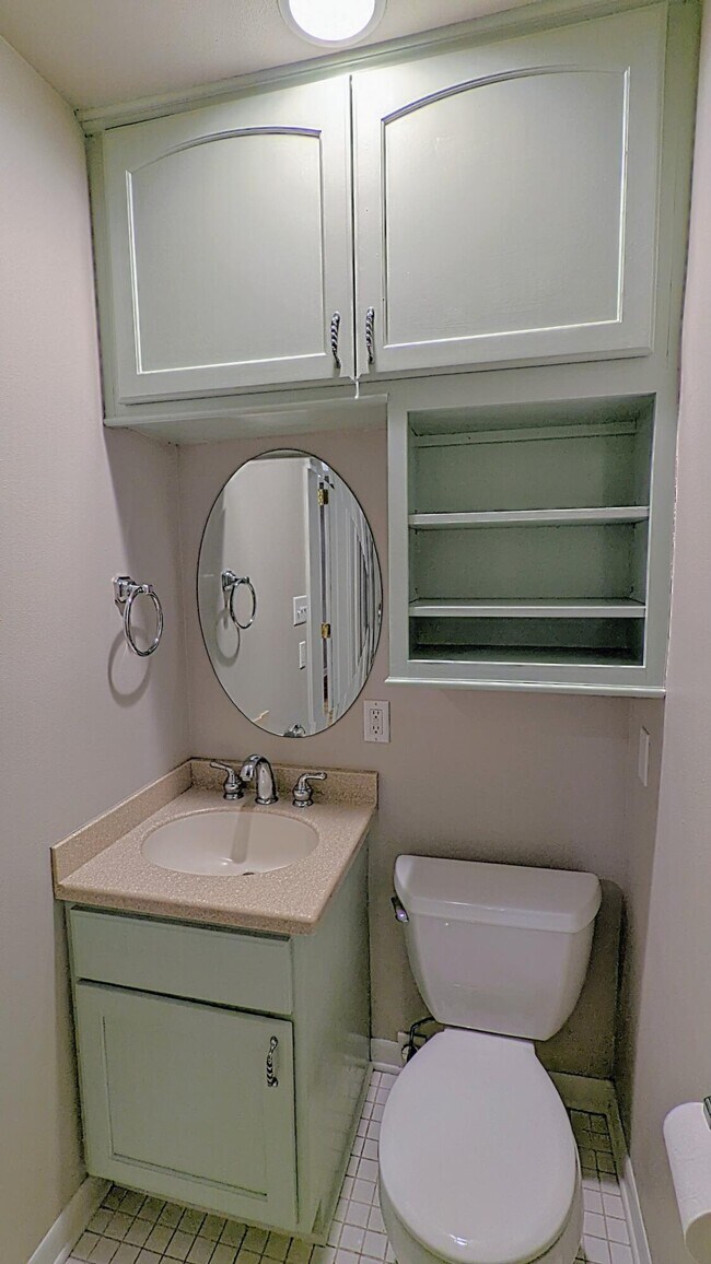 Building Photo - 5354 N Lydell Ave