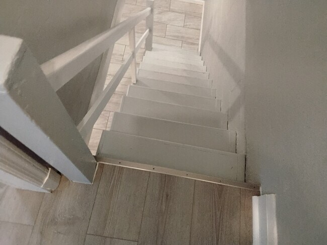 Building Photo - 5 Bedroom House