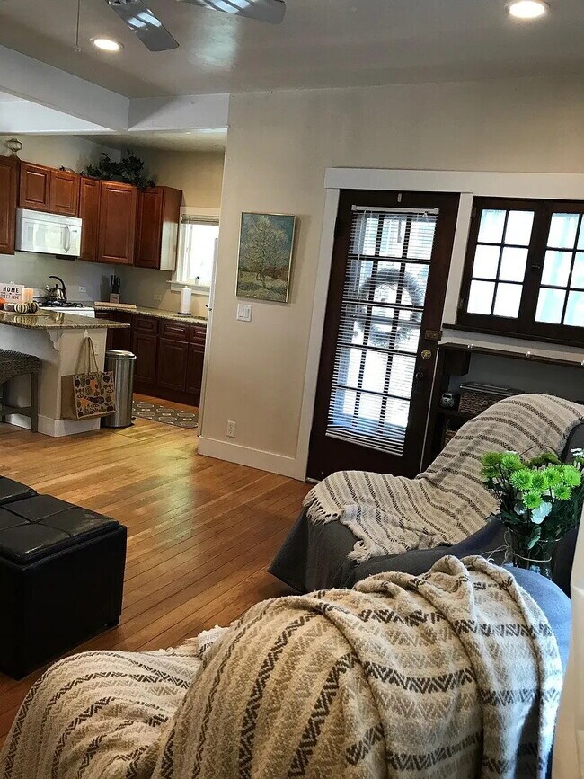 Building Photo - 932 Grandview Ave