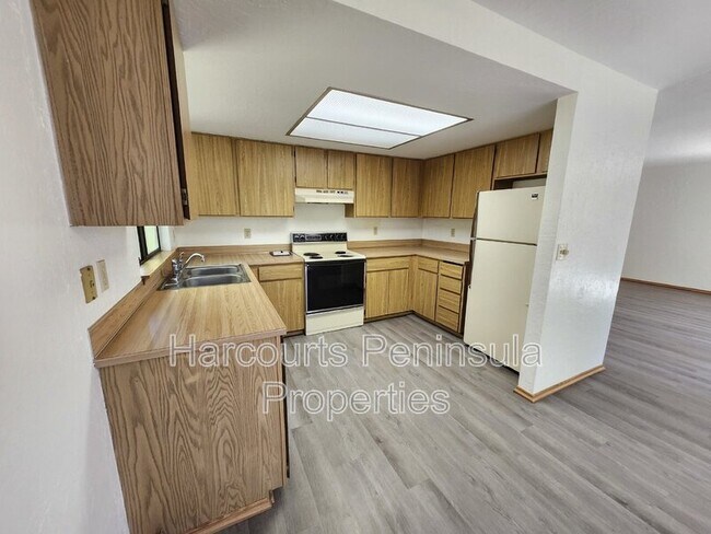 Building Photo - 6465 Lewis Dr NE