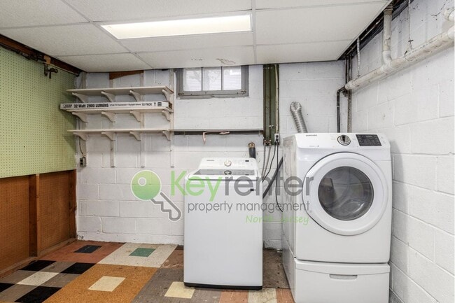 Building Photo - Spacious 4-Bedroom Home with Huge Fenced Y...