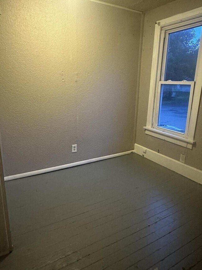 Building Photo - 729 W Cavour Ave