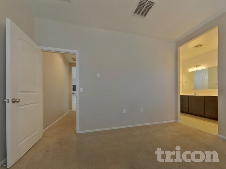 Building Photo - 31026 W Earll Dr