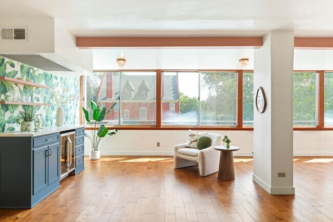 Building Photo - Stunning 2BD/2BA Condo Located in the hear...