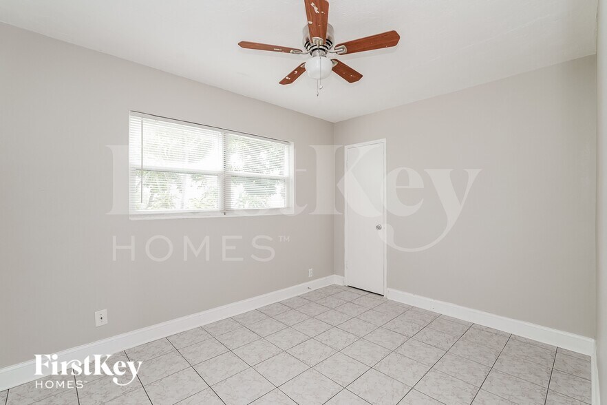 Building Photo - 3805 W Rogers Ave