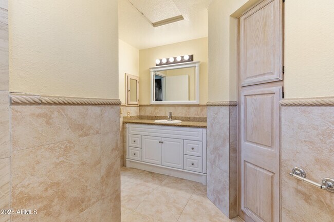 Building Photo - 1120 N Val Vista Dr