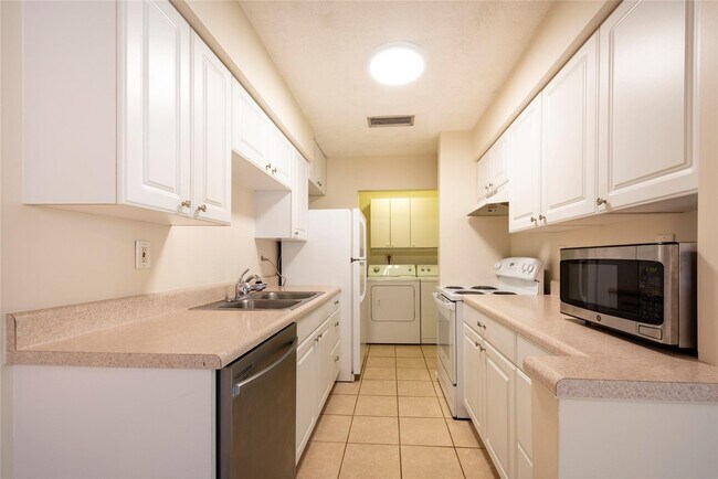 Building Photo - 930 Mandarin Is